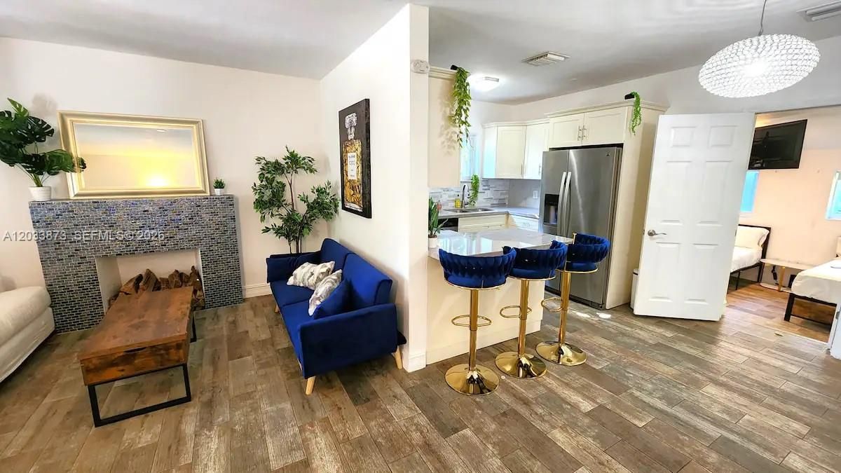 For Rent: $5,995 (3 beds, 2 baths, 1537 Square Feet)