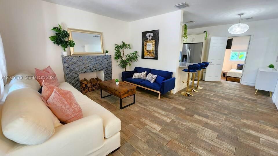 For Rent: $5,995 (3 beds, 2 baths, 1537 Square Feet)