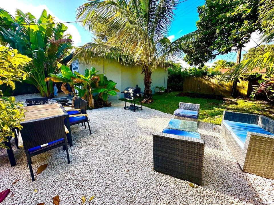 For Rent: $5,995 (3 beds, 2 baths, 1537 Square Feet)