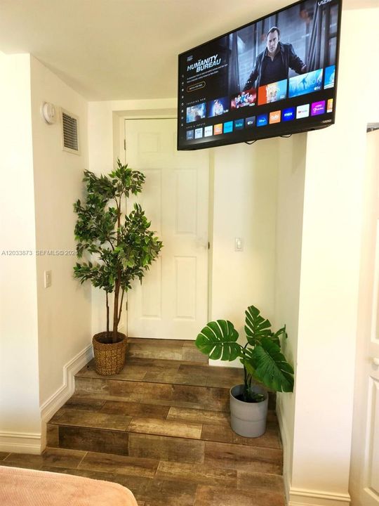 For Rent: $5,995 (3 beds, 2 baths, 1537 Square Feet)