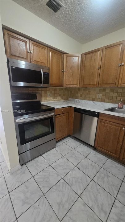 For Rent: $2,000 (3 beds, 2 baths, 966 Square Feet)