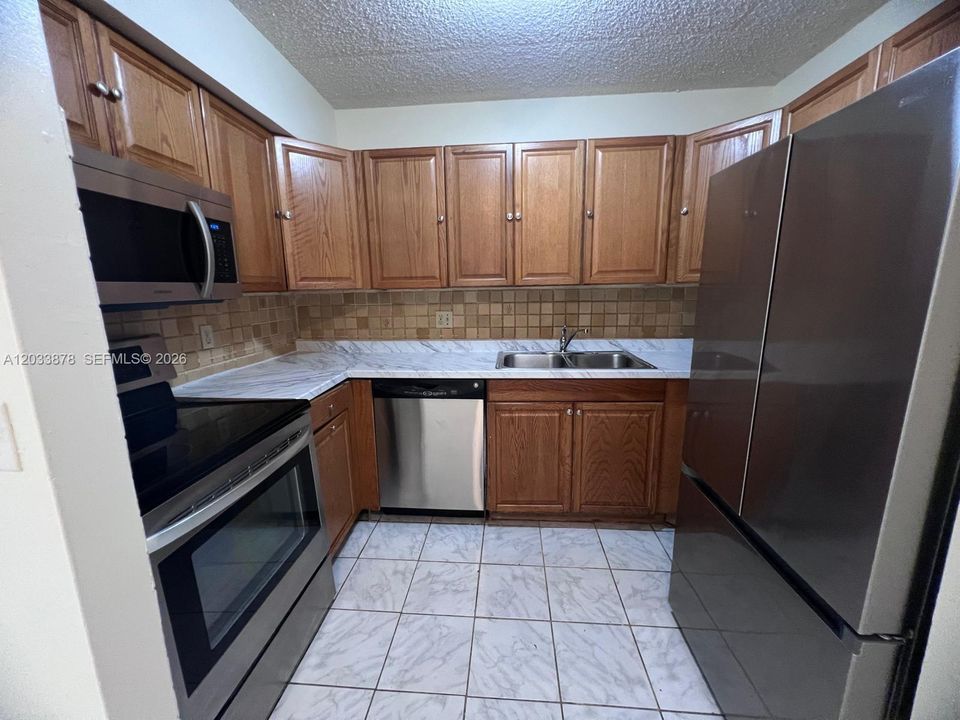 For Rent: $2,000 (3 beds, 2 baths, 966 Square Feet)