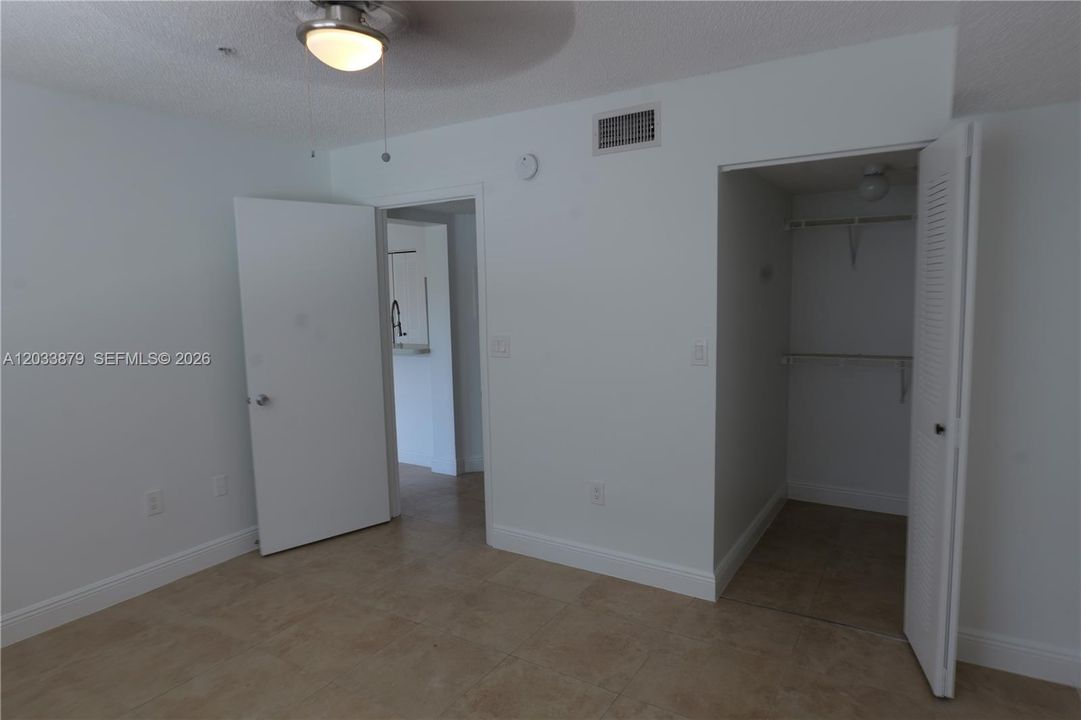 For Sale: $165,000 (1 beds, 1 baths, 687 Square Feet)