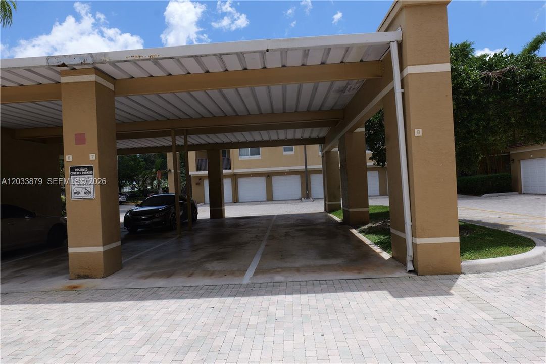 For Sale: $165,000 (1 beds, 1 baths, 687 Square Feet)