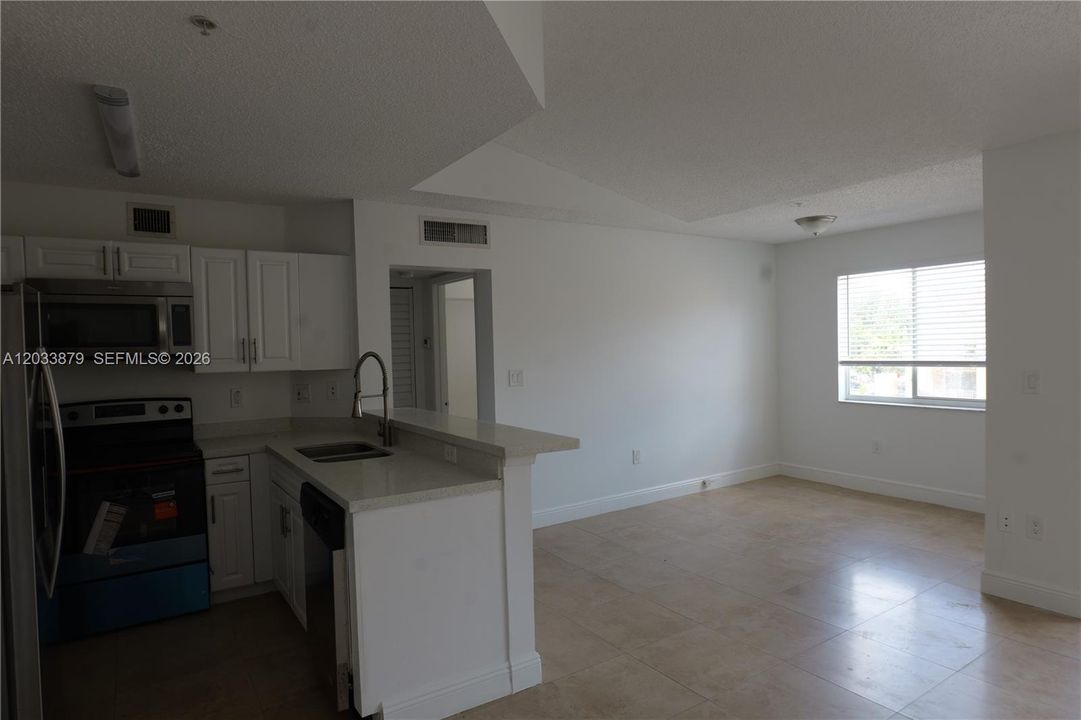 For Sale: $165,000 (1 beds, 1 baths, 687 Square Feet)