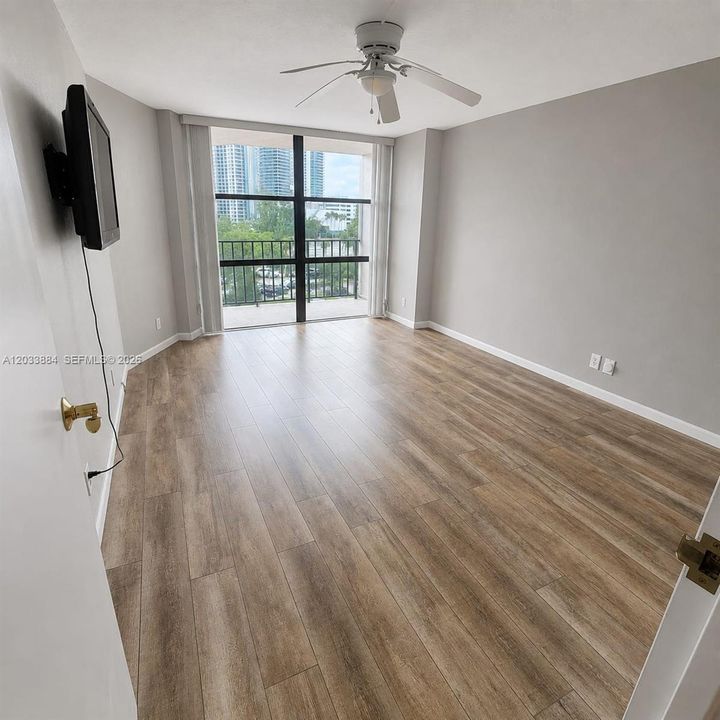 For Rent: $2,000 (1 beds, 1 baths, 875 Square Feet)