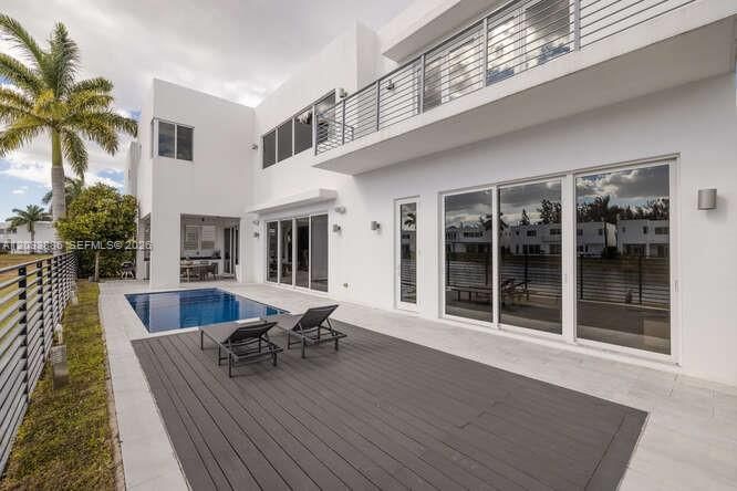 В аренду: $12,500 (5 спален, 5 ванн, 4628 Квадратных фут)