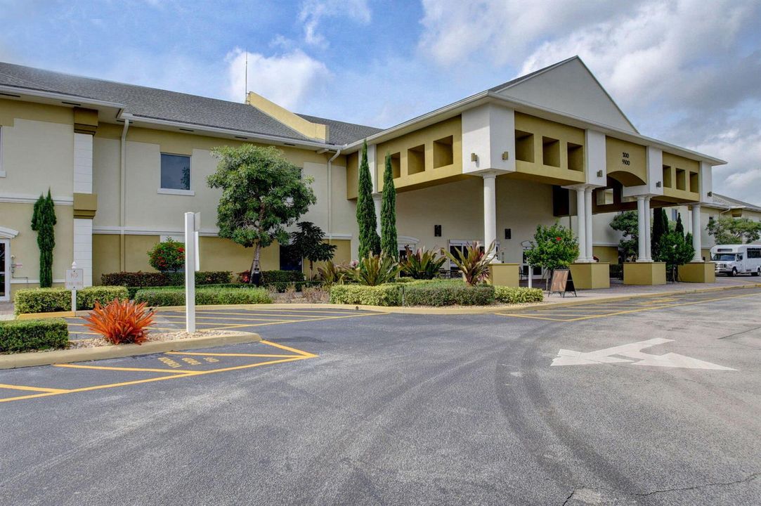 42-web-or-mls-35_century village main cl