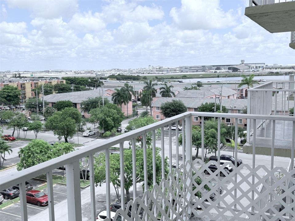 For Rent: $1,725 (1 beds, 1 baths, 598 Square Feet)