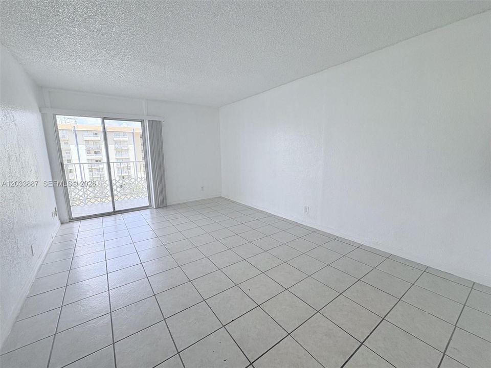 For Rent: $1,725 (1 beds, 1 baths, 598 Square Feet)