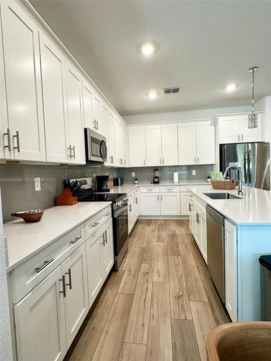 For Rent: $6,800 (6 beds, 5 baths, 3291 Square Feet)