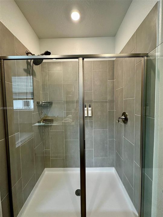 For Rent: $6,800 (6 beds, 5 baths, 3291 Square Feet)