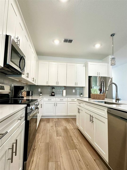 For Rent: $6,800 (6 beds, 5 baths, 3291 Square Feet)