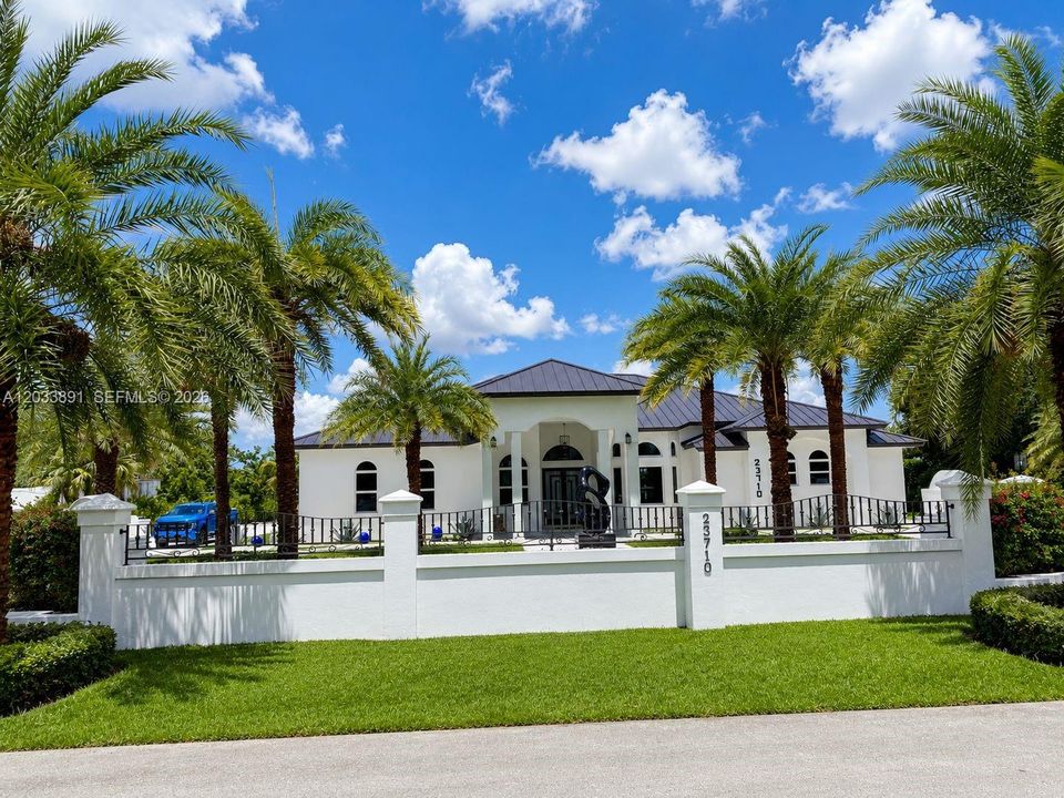 For Sale: $2,090,000 (4 beds, 3 baths, 3238 Square Feet)