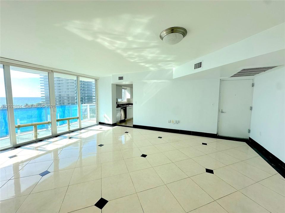 For Sale: $530,000 (2 beds, 2 baths, 970 Square Feet)