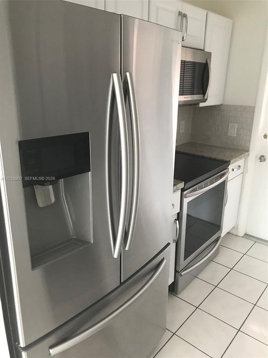 For Rent: $1,600 (1 beds, 1 baths, 727 Square Feet)
