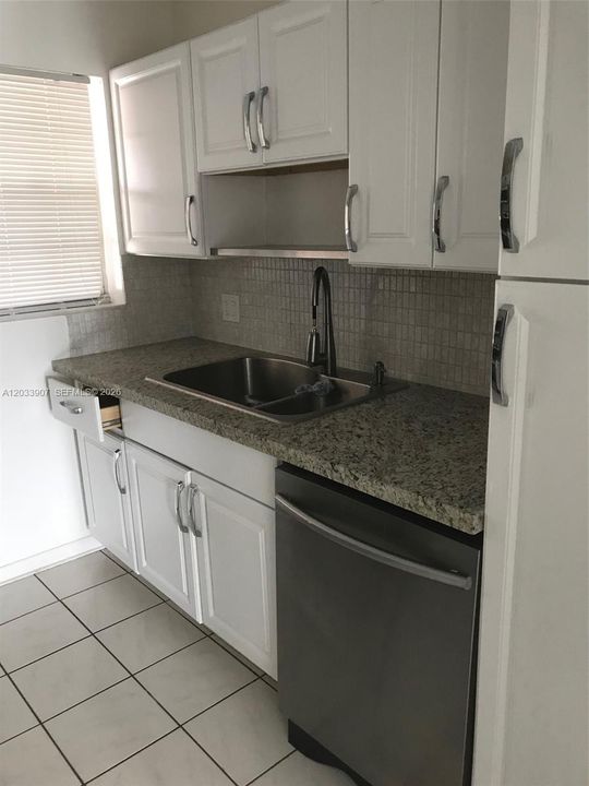 For Rent: $1,600 (1 beds, 1 baths, 727 Square Feet)