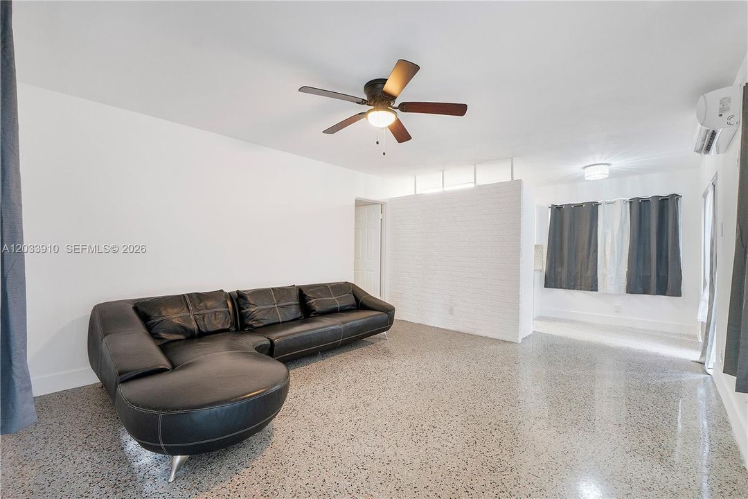 For Rent: $1,800 (1 beds, 1 baths, 1590 Square Feet)