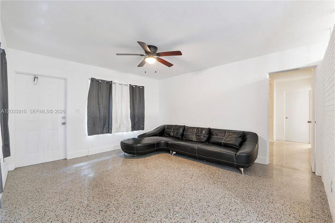 For Rent: $1,800 (1 beds, 1 baths, 1590 Square Feet)