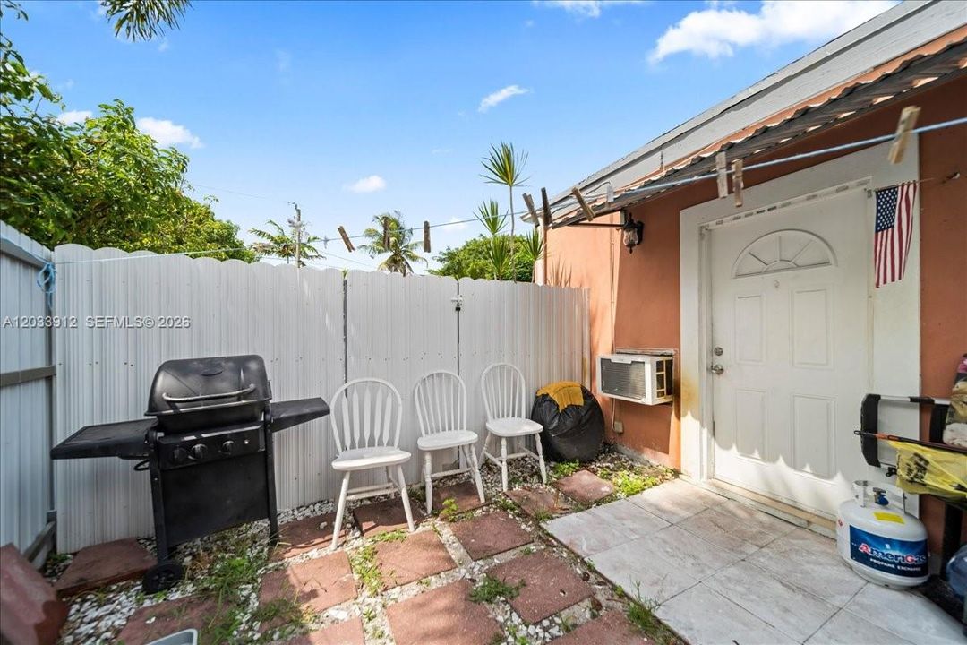 En Venta: $709,900 (4 camas, 4 baños, 1310 Pies cuadrados)