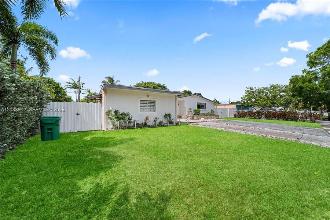 En Venta: $709,900 (4 camas, 4 baños, 1310 Pies cuadrados)