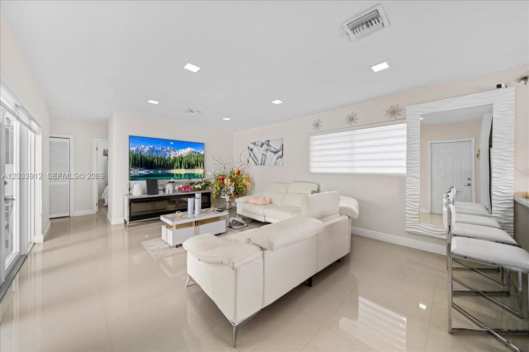 En Venta: $709,900 (4 camas, 4 baños, 1310 Pies cuadrados)