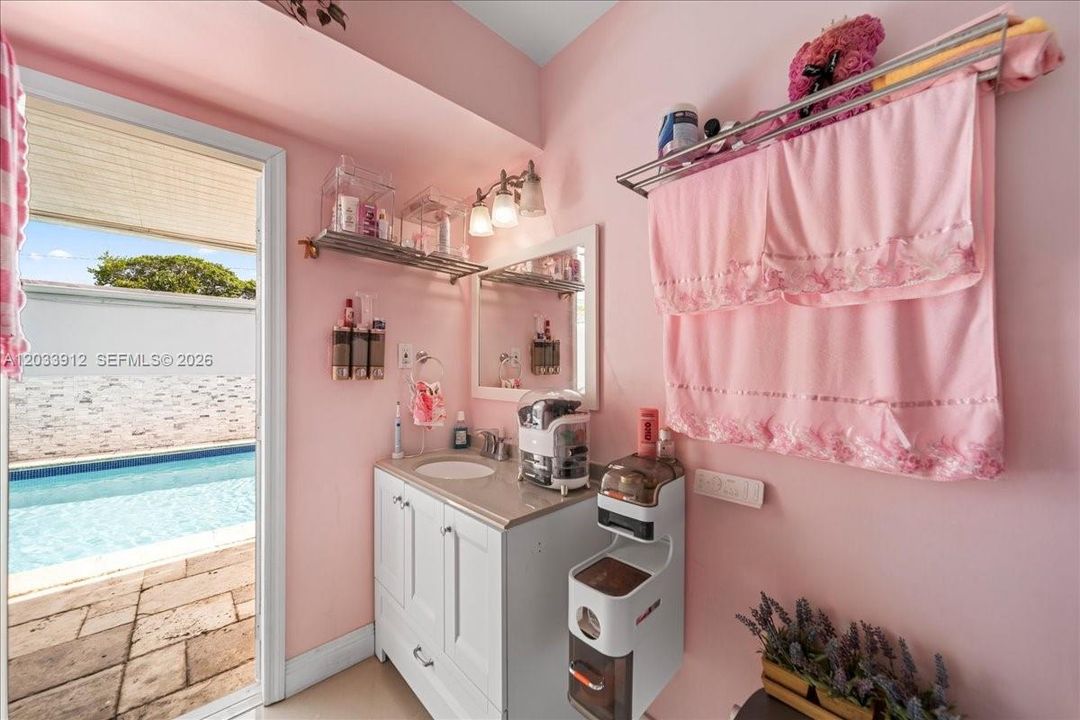 En Venta: $709,900 (4 camas, 4 baños, 1310 Pies cuadrados)