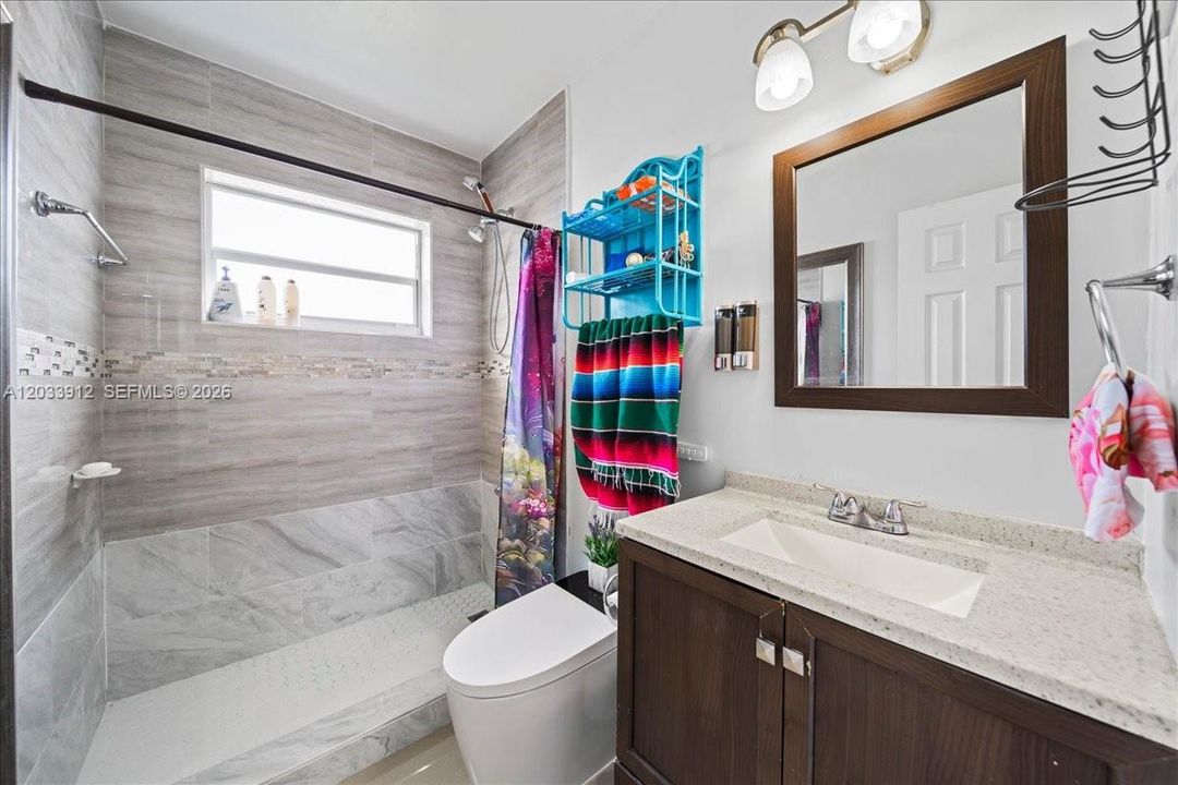 En Venta: $709,900 (4 camas, 4 baños, 1310 Pies cuadrados)