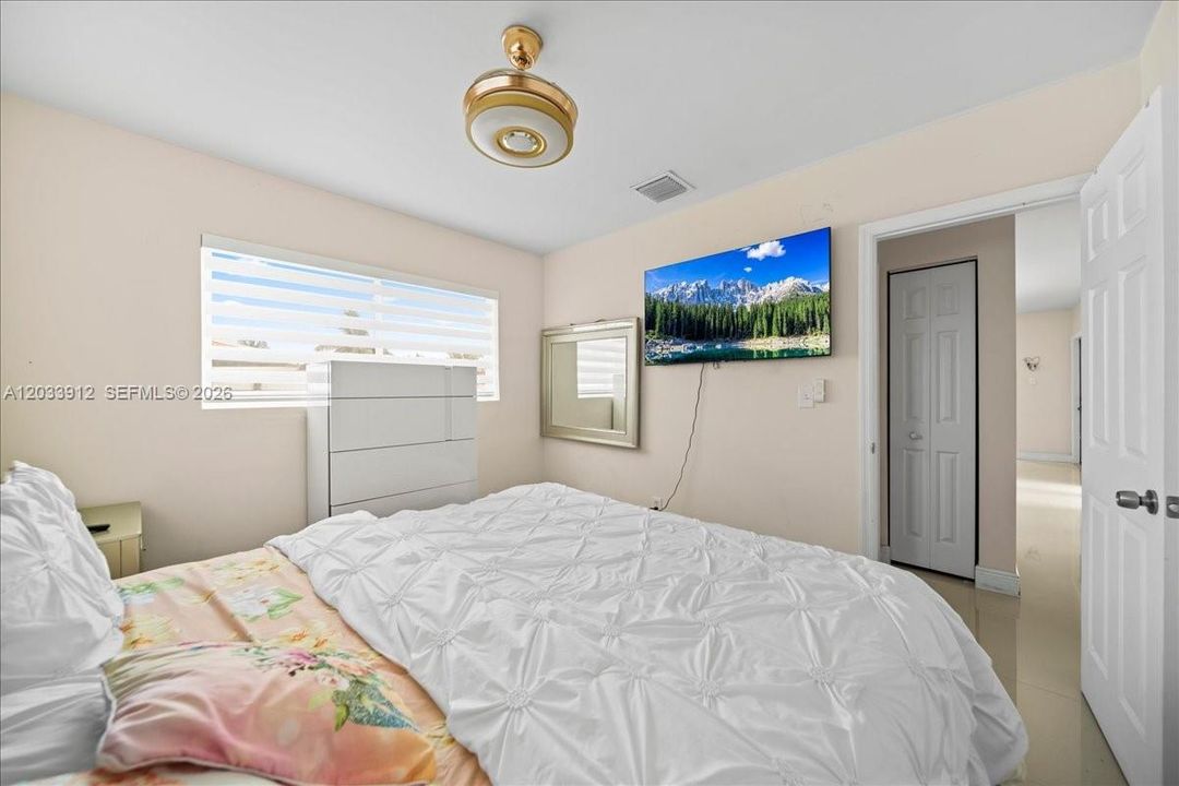 En Venta: $709,900 (4 camas, 4 baños, 1310 Pies cuadrados)