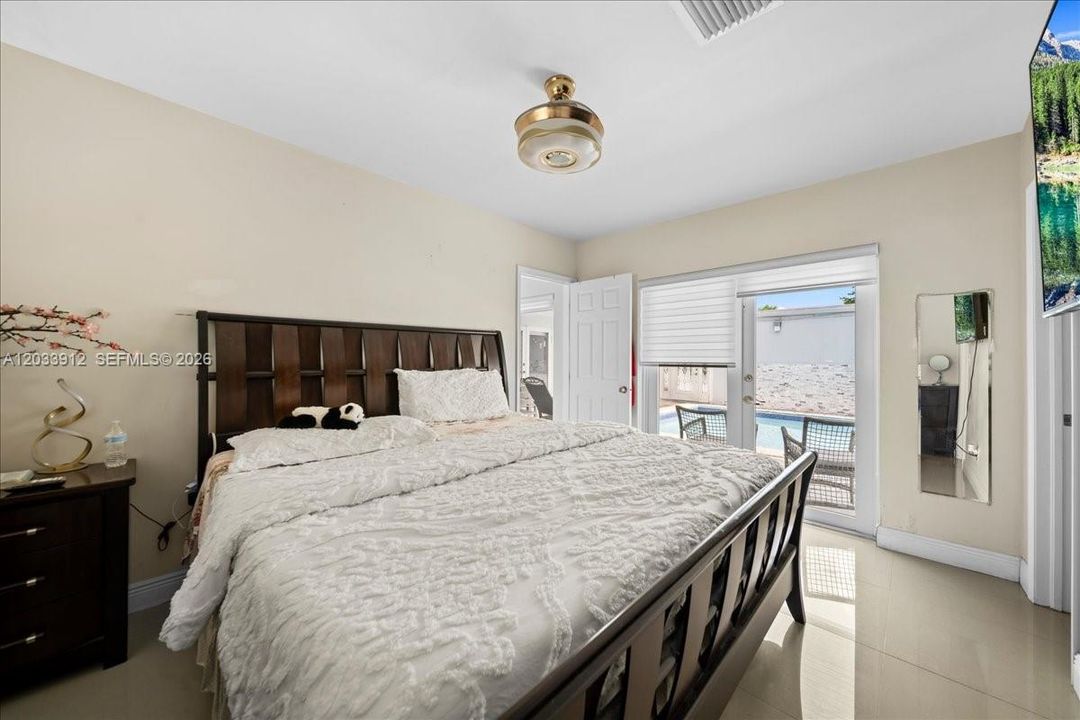 En Venta: $709,900 (4 camas, 4 baños, 1310 Pies cuadrados)