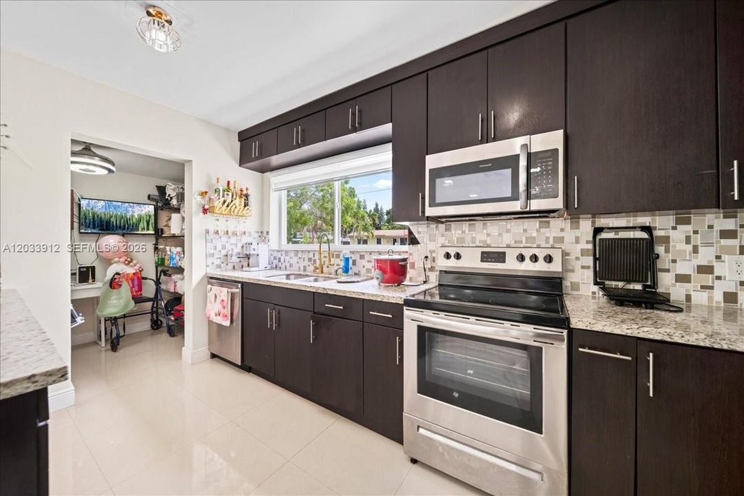En Venta: $709,900 (4 camas, 4 baños, 1310 Pies cuadrados)