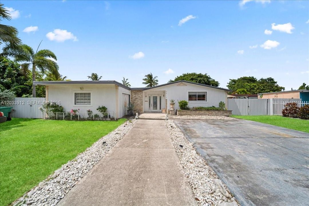 En Venta: $709,900 (4 camas, 4 baños, 1310 Pies cuadrados)