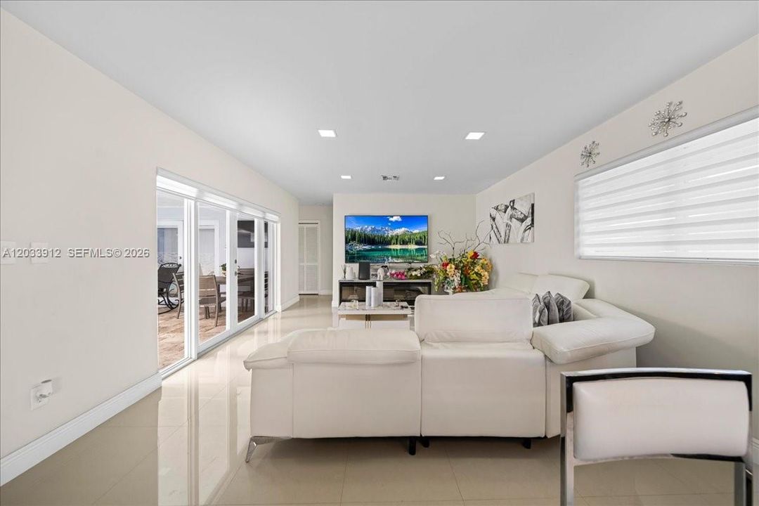 En Venta: $709,900 (4 camas, 4 baños, 1310 Pies cuadrados)