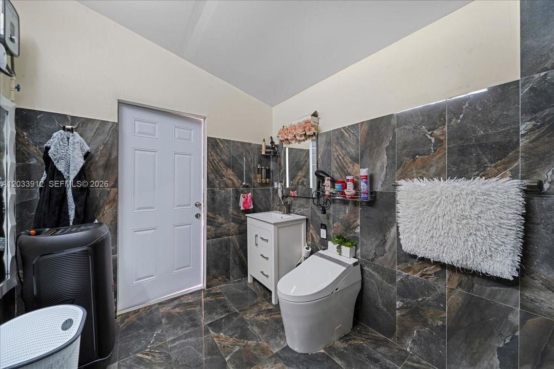 En Venta: $709,900 (4 camas, 4 baños, 1310 Pies cuadrados)