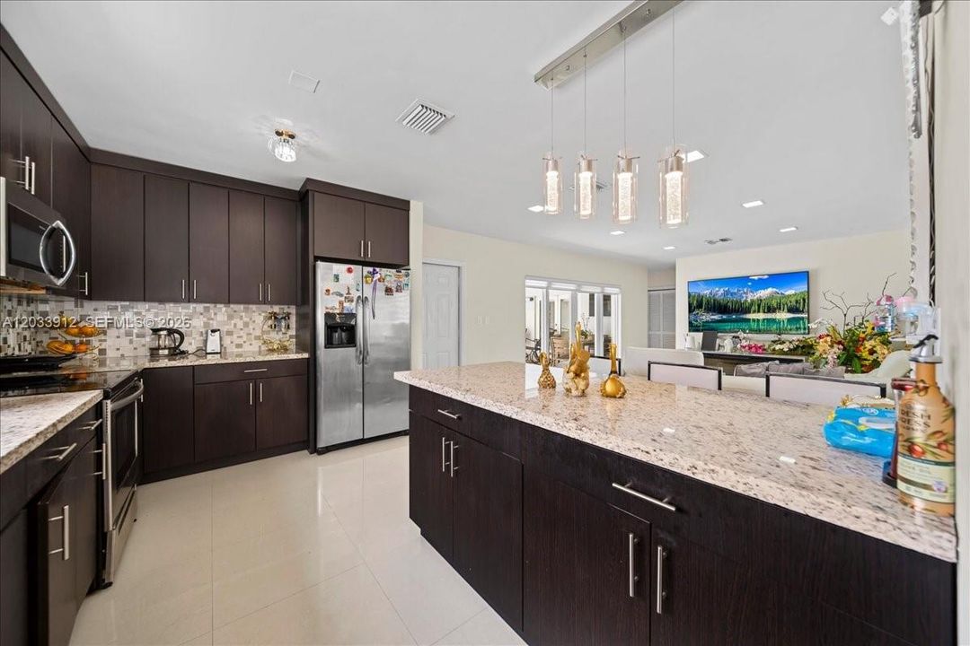 En Venta: $709,900 (4 camas, 4 baños, 1310 Pies cuadrados)
