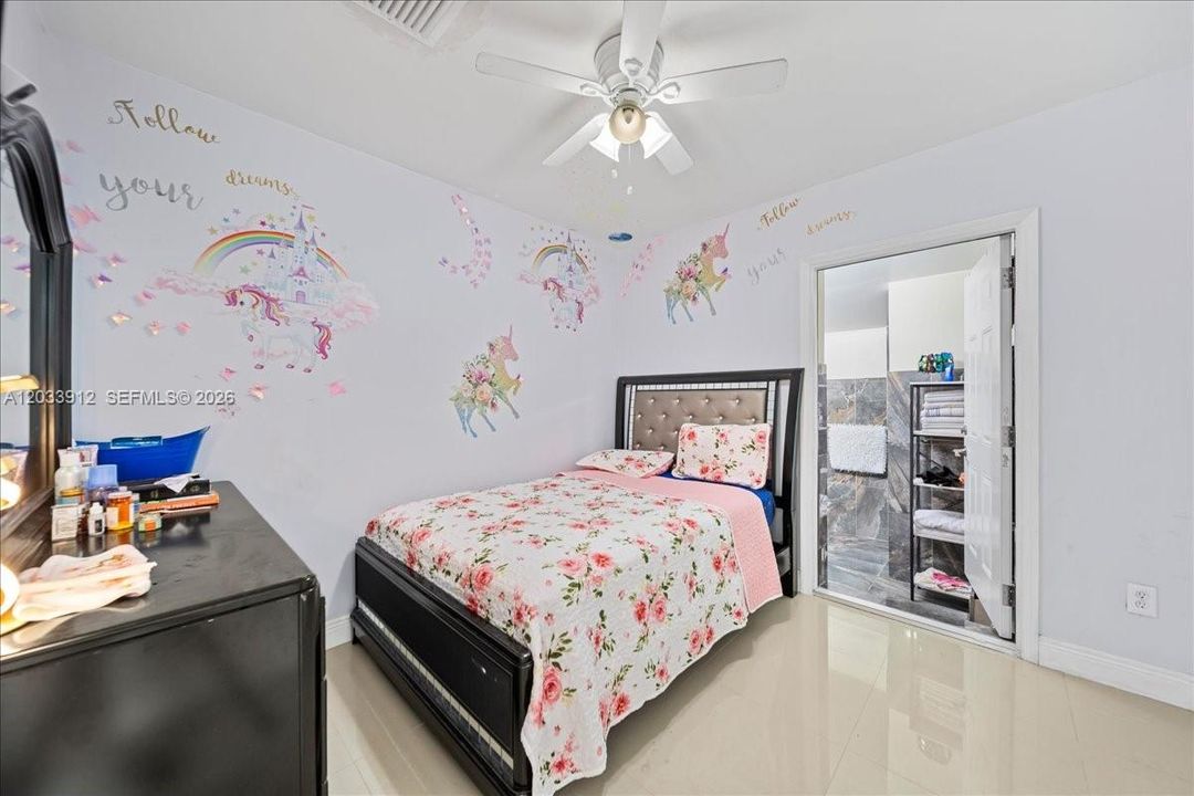 En Venta: $709,900 (4 camas, 4 baños, 1310 Pies cuadrados)