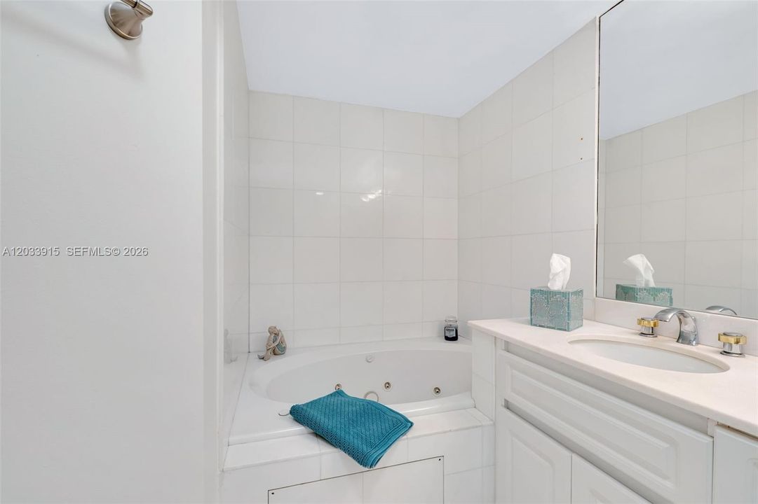 For Rent: $6,950 (2 beds, 2 baths, 1250 Square Feet)
