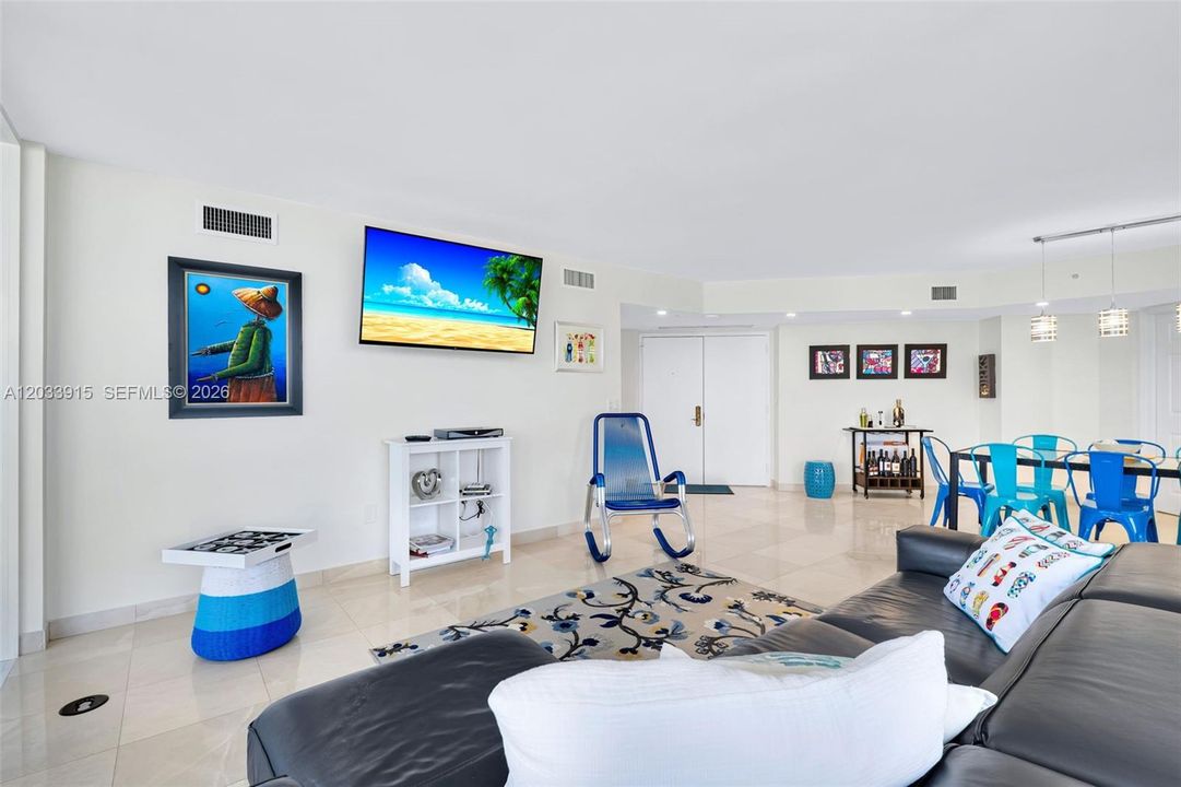 For Rent: $6,950 (2 beds, 2 baths, 1250 Square Feet)
