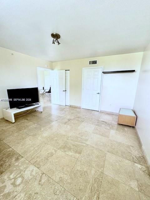 For Rent: $2,200 (1 beds, 1 baths, 750 Square Feet)
