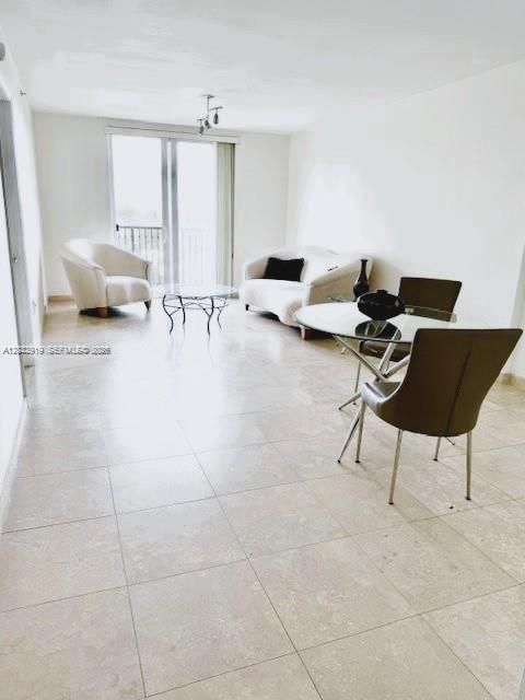 For Rent: $2,200 (1 beds, 1 baths, 750 Square Feet)