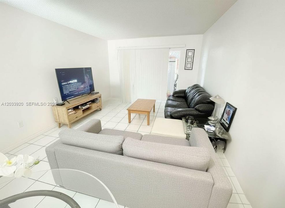 For Sale: $125,000 (1 beds, 1 baths, 735 Square Feet)