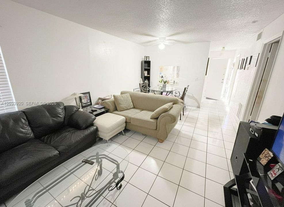 For Sale: $125,000 (1 beds, 1 baths, 735 Square Feet)