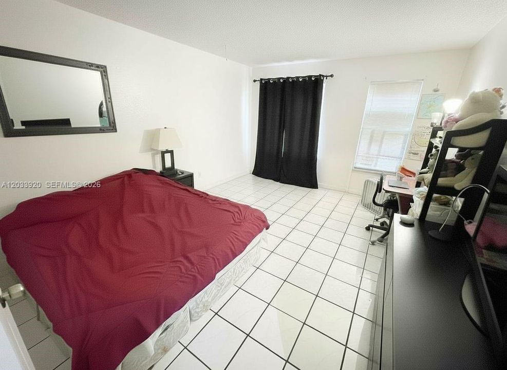 For Sale: $125,000 (1 beds, 1 baths, 735 Square Feet)