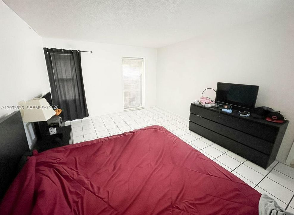 For Sale: $125,000 (1 beds, 1 baths, 735 Square Feet)