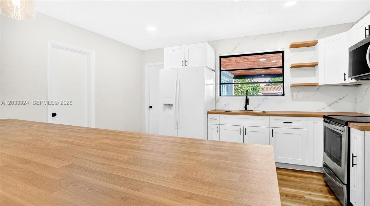 En Venta: $750,000 (6 camas, 4 baños, 2193 Pies cuadrados)