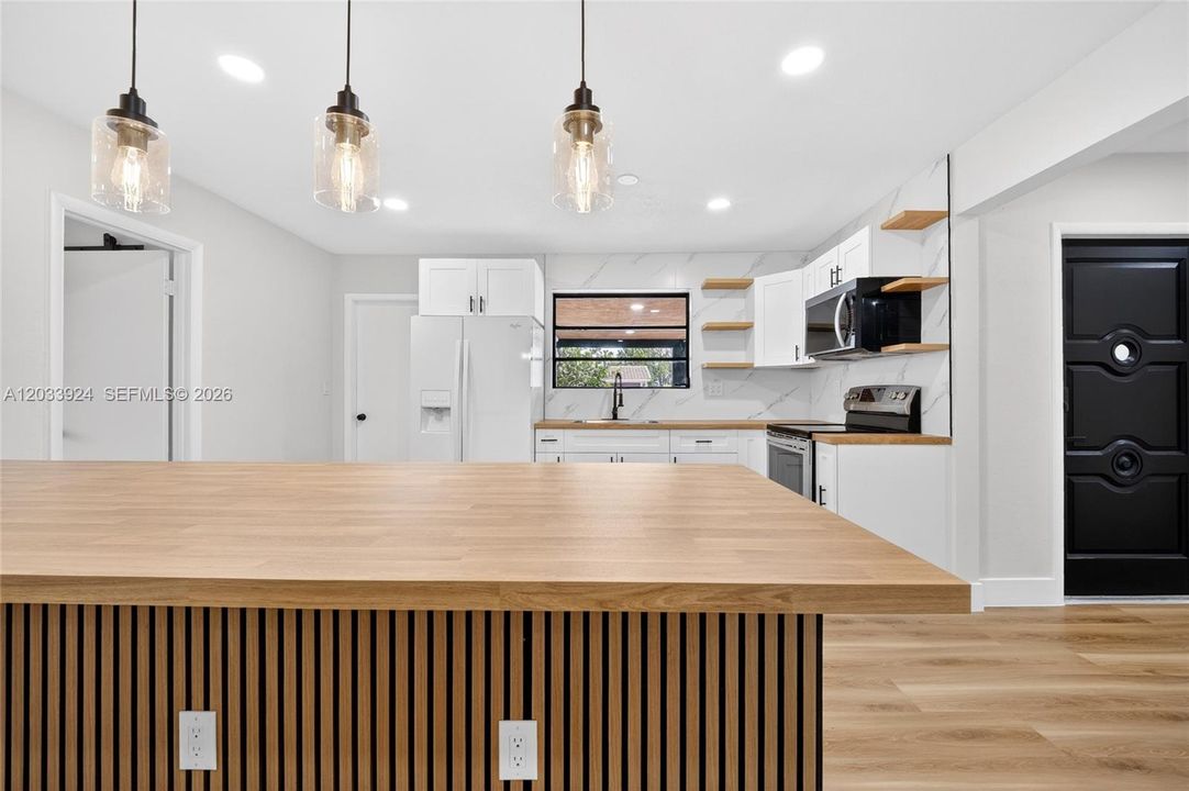 En Venta: $750,000 (6 camas, 4 baños, 2193 Pies cuadrados)