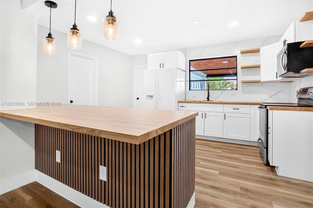 En Venta: $750,000 (6 camas, 4 baños, 2193 Pies cuadrados)