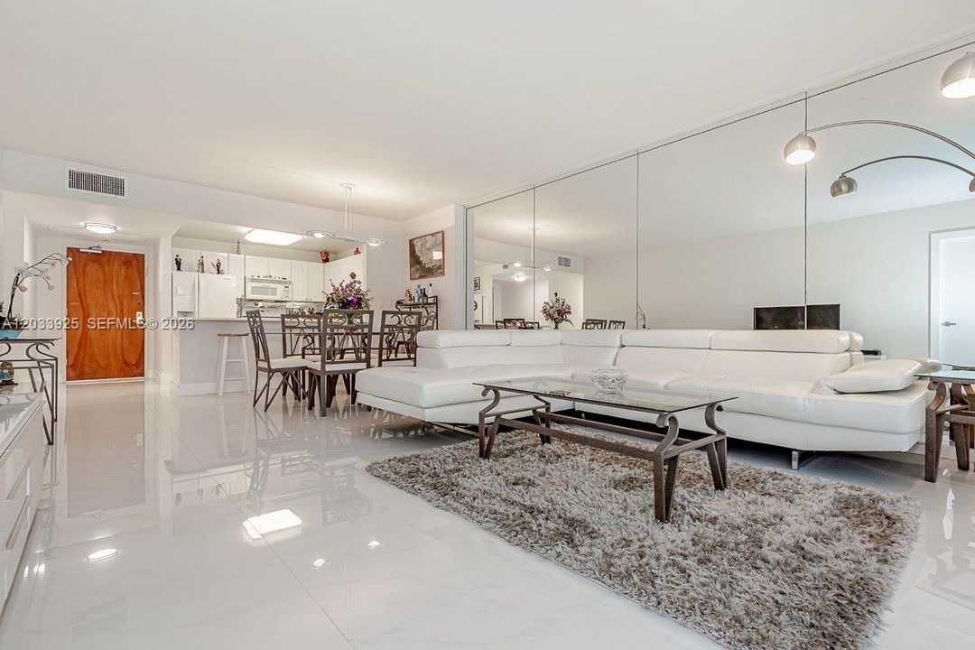 For Rent: $10,000 (1 beds, 1 baths, 960 Square Feet)