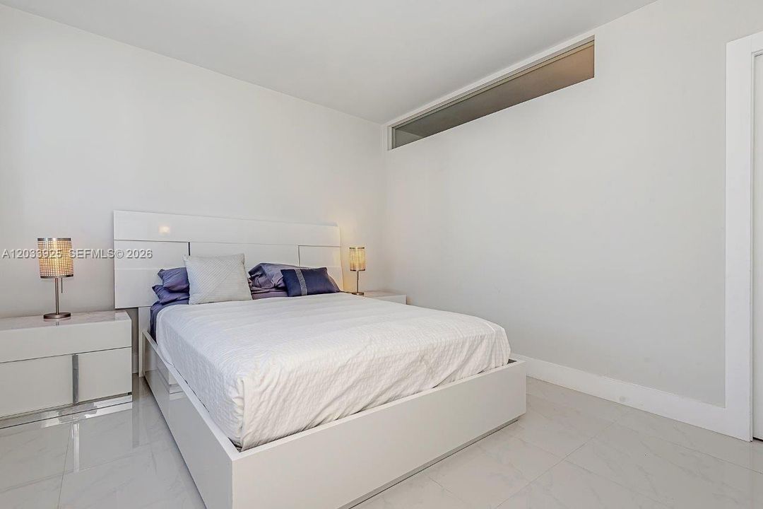 For Rent: $10,000 (1 beds, 1 baths, 960 Square Feet)