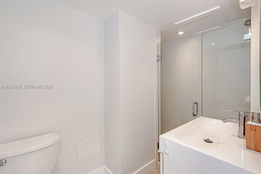For Rent: $10,000 (1 beds, 1 baths, 960 Square Feet)
